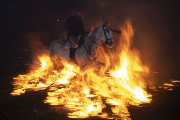 Purificación mediante el fuego: la fiesta de las Luminarias se celebra en España - Sputnik Mundo