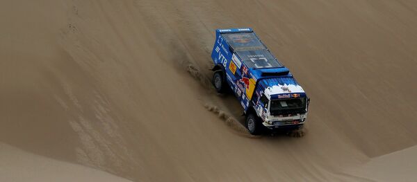 Un camión kamaz en la competencia del Rally Dakar - Sputnik Mundo