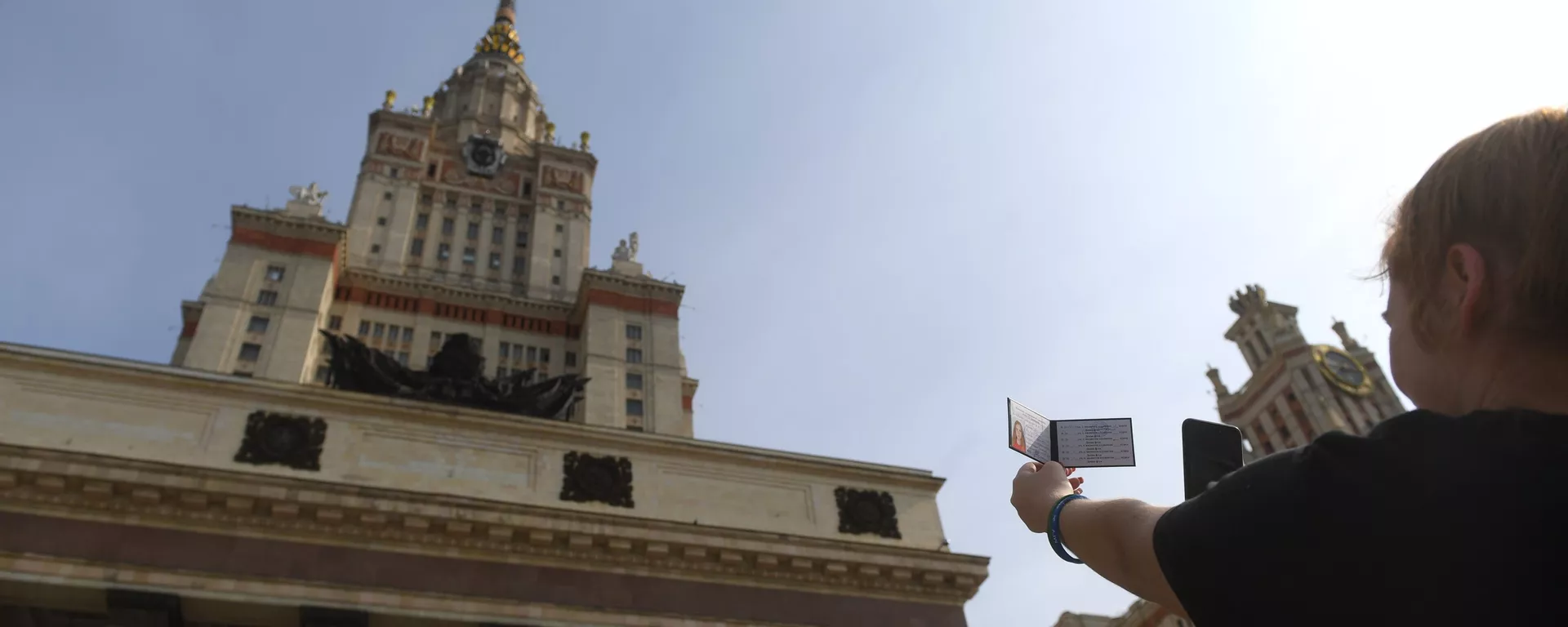 Una estudiante toma una foto de su identificación en la Universidad Lomonósov de Moscú Una estudiante toma una foto de su identificación en la Universidad Lomonósov de Moscú - Sputnik Mundo, 1920, 17.01.2019