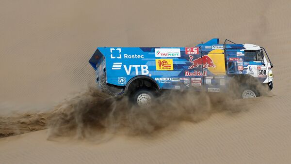 Equipo de Kamaz bajo el mando del piloto ruso Eduard Nikolaev durante el Rally Dakar 2019 - Sputnik Mundo