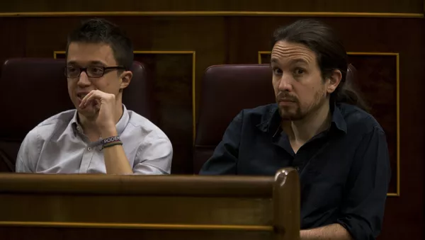 Pablo Iglesias (dche.) e Iñigo Errejón (izda.) en el PArlamento de España (archivo)