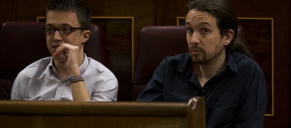Pablo Iglesias (dche.) e Iñigo Errejón (izda.) en el PArlamento de España (archivo) - Sputnik Mundo