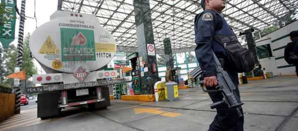 Agente de la Policía en una gasolinera de México D.C. - Sputnik Mundo