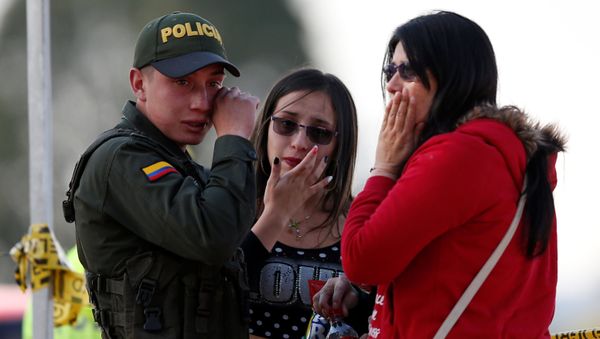 Amigos y familiares de los fallecidos en el atentado en la Escuela de Cadetes General Santander de la Policía, en Bogotá, el 17 de enero de 2019 Amigos y familiares de los fallecidos en el atentado en la Escuela de Cadetes General Santander de la Policía, en Bogotá, el 17 de enero de 2019 - Sputnik Mundo