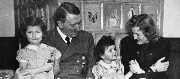 Adolf Hitler y Eva Braun con dos niñas Adolf Hitler y Eva Braun con dos niñas - Sputnik Mundo