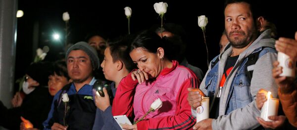 Una vigilia con velas para honrar a las víctimas, cerca del lugar de la explosión de un coche bomba, en Bogotá, Colombia - Sputnik Mundo