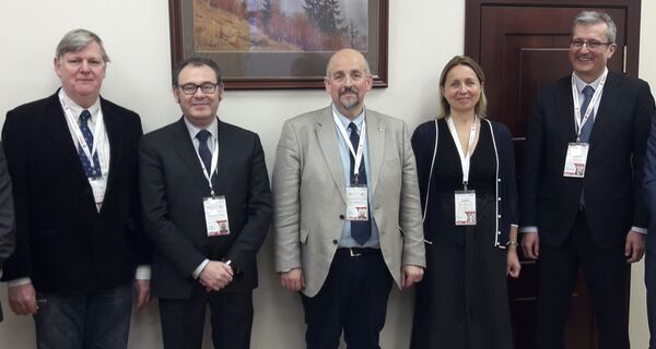 De izq. a der John Style, Guillermo Palao, Francisco Borge, Olga Pirozhenko y José Aurelio Llaneza Villanueva - Sputnik Mundo