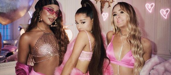 La cantante Ariana Grande (centro) durante el rodaje del clip de su canción '7 Rings' - Sputnik Mundo