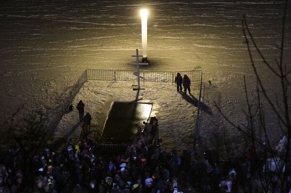 Bañarse en agua helada durante la Epifanía: ¿tradición sagrada o superstición peligrosa? - Sputnik Mundo