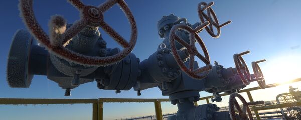 Tuberías situadas en un yacimiento de gas de Rusia - Sputnik Mundo