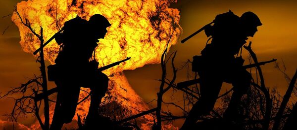 Una explosión y dos soldados Una explosión y dos soldados - Sputnik Mundo