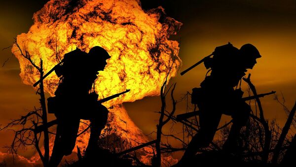 Una explosión y dos soldados - Sputnik Mundo