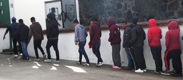Los migrantes en la frontera entre México y EEUU Los migrantes en la frontera entre México y EEUU - Sputnik Mundo