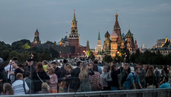 Turistas en el parque Zariadie - Sputnik Mundo