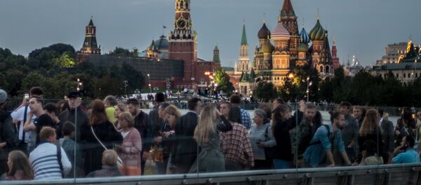 Turistas en el parque Zariadie Turistas en el parque Zariadie - Sputnik Mundo
