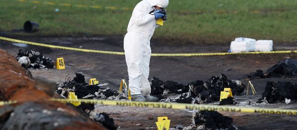 Un técnico forense en el lugar de la explosión en Tlahuelilpan, México - Sputnik Mundo