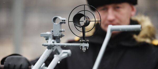 Una ametralladora de gran calibre en el nuevo buque equipado con el sistema de misiles universales de alta precisión Kalibr - Sputnik Mundo