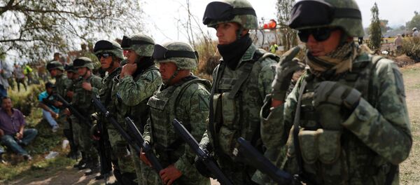 Militares mexicanos en el lugar de la explosión del ducto en Tlahuelilpan - Sputnik Mundo