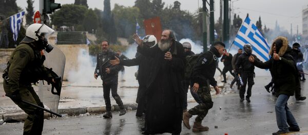 Полицајци и демонстранти током немира на протестима против грчко-македонског Преспанског споразума о промени имена Македоније - Sputnik Mundo