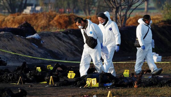 Técnicos forenses en el lugar de la explosión en Tlahuelilpan, México - Sputnik Mundo