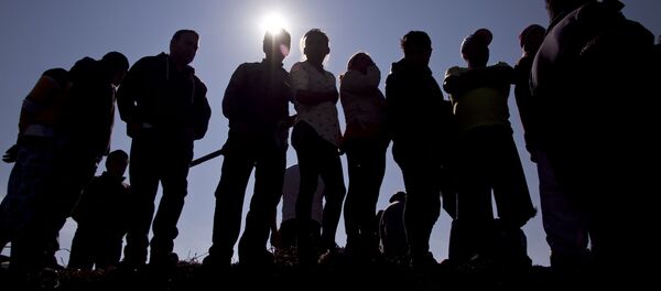 Cientos de personas esperan en el lugar donde exploto el ducto de gasolina de Pemex para intentar localizar a sus familiares desaparecidos Cientos de personas esperan en el lugar donde exploto el ducto de gasolina de Pemex para intentar localizar a sus familiares desaparecidos - Sputnik Mundo