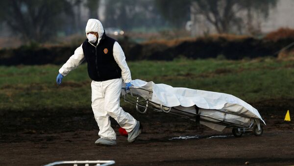 Un técnico forense en el lugar de la explosión en Tlahuelilpan, México - Sputnik Mundo