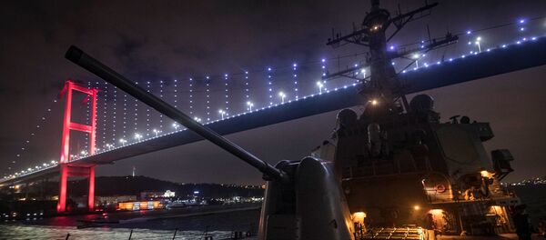 El buque USS Donald Cook transita por el estrecho del Bósforo en ruta hacia el Mar Negro - Sputnik Mundo