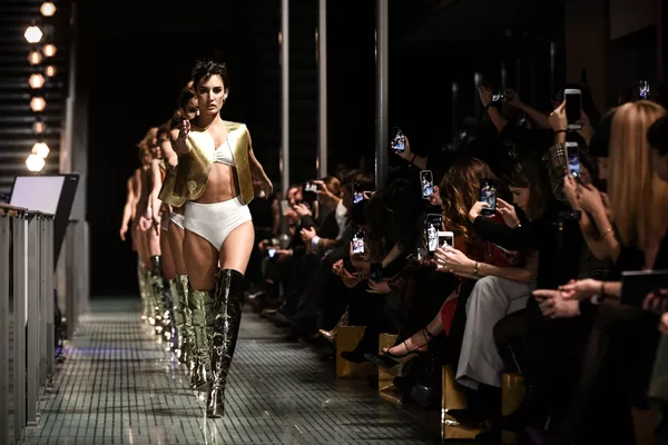 Lencería francesa, bellas modelos y toneladas de glamur: así desfila la sensualidad en París Lencería francesa, bellas modelos y toneladas de glamur: así desfila la sensualidad en París - Sputnik Mundo