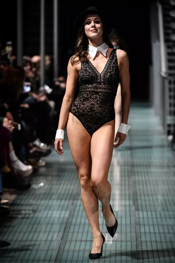 Lencería francesa, bellas modelos y toneladas de glamur: así desfila la sensualidad en París Lencería francesa, bellas modelos y toneladas de glamur: así desfila la sensualidad en París - Sputnik Mundo