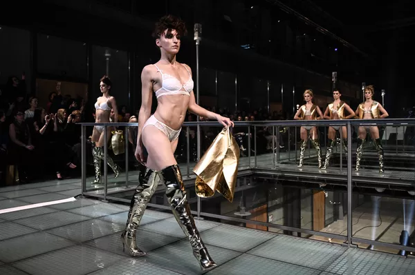 Lencería francesa, bellas modelos y toneladas de glamur: así desfila la sensualidad en París Lencería francesa, bellas modelos y toneladas de glamur: así desfila la sensualidad en París - Sputnik Mundo