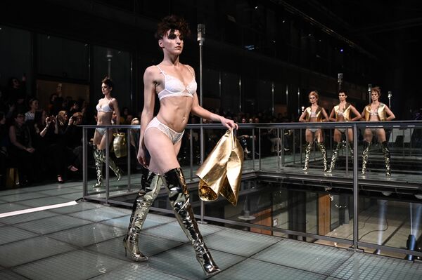 Lencería francesa, bellas modelos y toneladas de glamur: así desfila la sensualidad en París - Sputnik Mundo