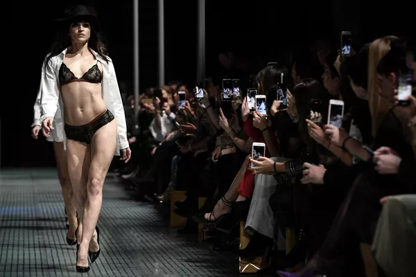 Lencería francesa, bellas modelos y toneladas de glamur: así desfila la sensualidad en París Lencería francesa, bellas modelos y toneladas de glamur: así desfila la sensualidad en París - Sputnik Mundo