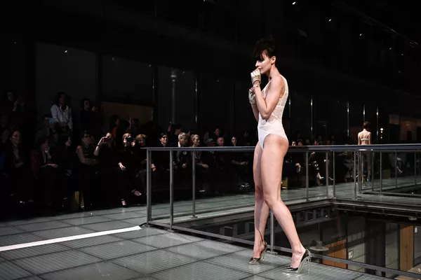 Lencería francesa, bellas modelos y toneladas de glamur: así desfila la sensualidad en París Lencería francesa, bellas modelos y toneladas de glamur: así desfila la sensualidad en París - Sputnik Mundo