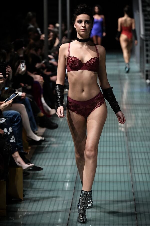 Lencería francesa, bellas modelos y toneladas de glamur: así desfila la sensualidad en París - Sputnik Mundo