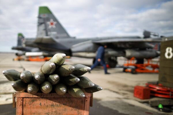 Подготовка штурмовика Су-25СМ3 перед началом лётно-тактических учений в Краснодарском крае - Sputnik Mundo