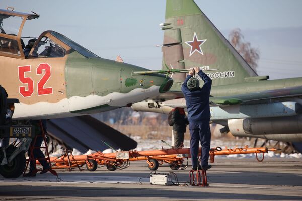 Подготовка штурмовика Су-25СМ3 перед началом лётно-тактических учений в Краснодарском крае - Sputnik Mundo