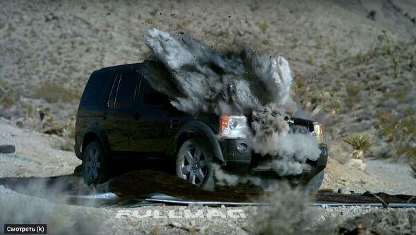 Un tanque dispara contra un Land Rover - Sputnik Mundo