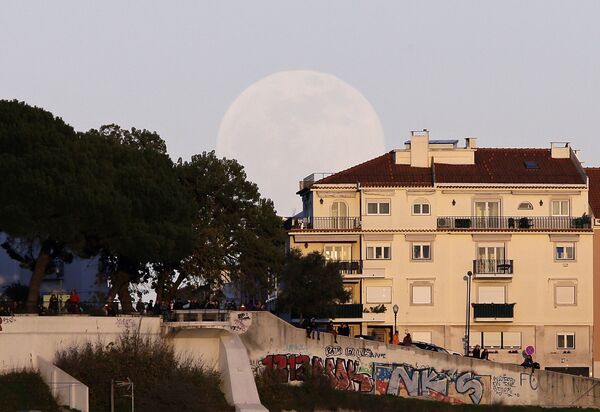 La luna roja se apodera del cielo - Sputnik Mundo