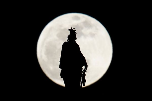 La luna roja se apodera del cielo - Sputnik Mundo