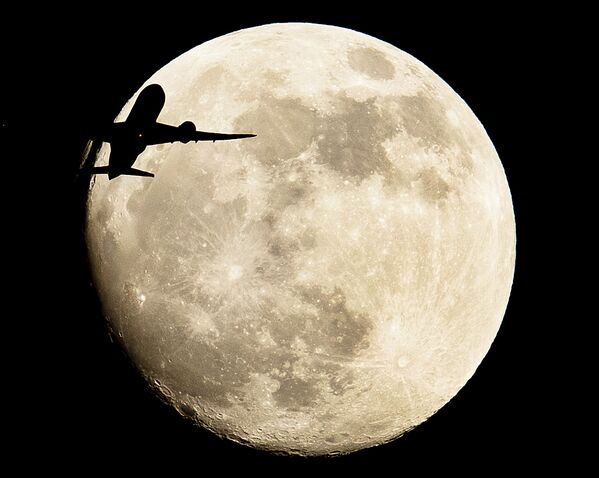 La luna roja se apodera del cielo - Sputnik Mundo