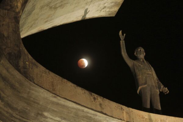 La luna roja se apodera del cielo - Sputnik Mundo