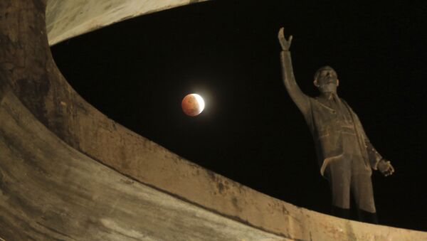 La luna roja se apodera del cielo - Sputnik Mundo