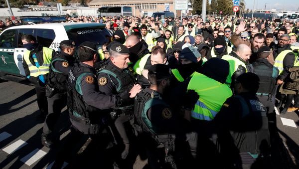 Enfrentamientos entre policías y taxistas durante la huelga en Barcelona Enfrentamientos entre policías y taxistas durante la huelga en Barcelona - Sputnik Mundo