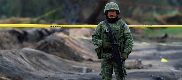 Un militar mexicano en el lugar de la explosión del ducto en Tlahuelilpan - Sputnik Mundo