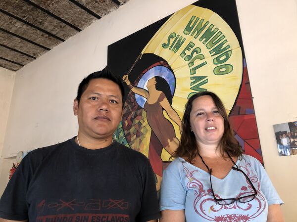 Fidel Daza Castellanos, inmigrante de Bolivia que vivió la explotación laboral en talleres clandestinos argentinos, junto con Tamara Rosemberg, fundadora de La Alameda y secretaria de la cooperativa textil del mismo nombre, - Sputnik Mundo