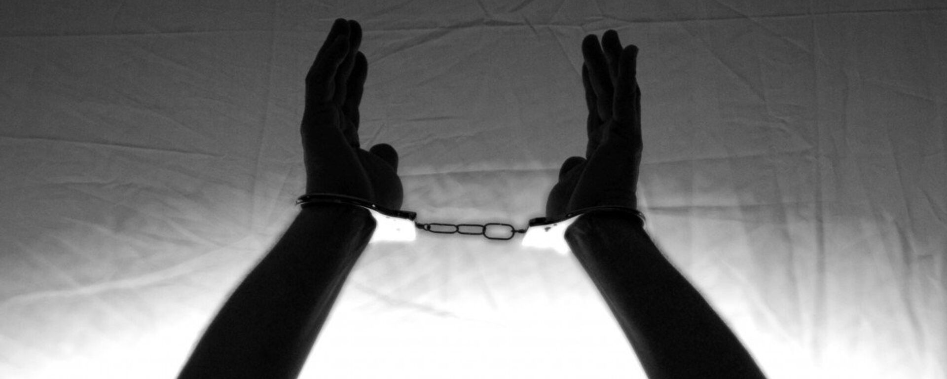 Unas manos con grilletes Unas manos con grilletes - Sputnik Mundo, 1920, 02.12.2024