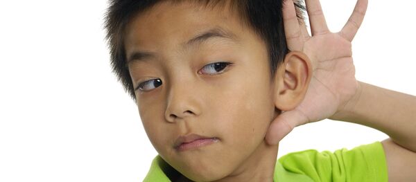 Niño escuchando - Sputnik Mundo