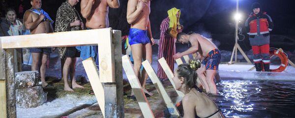 Rusos participan en las celebraciones de la Epifanía en San Petersburgo - Sputnik Mundo