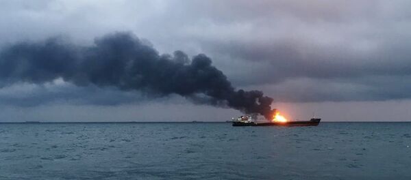 Incendio en un buque en el estrecho de Kerch Incendio en un buque en el estrecho de Kerch - Sputnik Mundo
