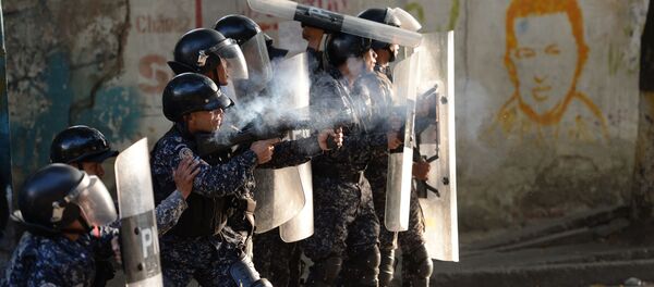 Полицейские во время столкновений с антиправительственными демонстрантами в Каракасе, Венесуэла - Sputnik Mundo